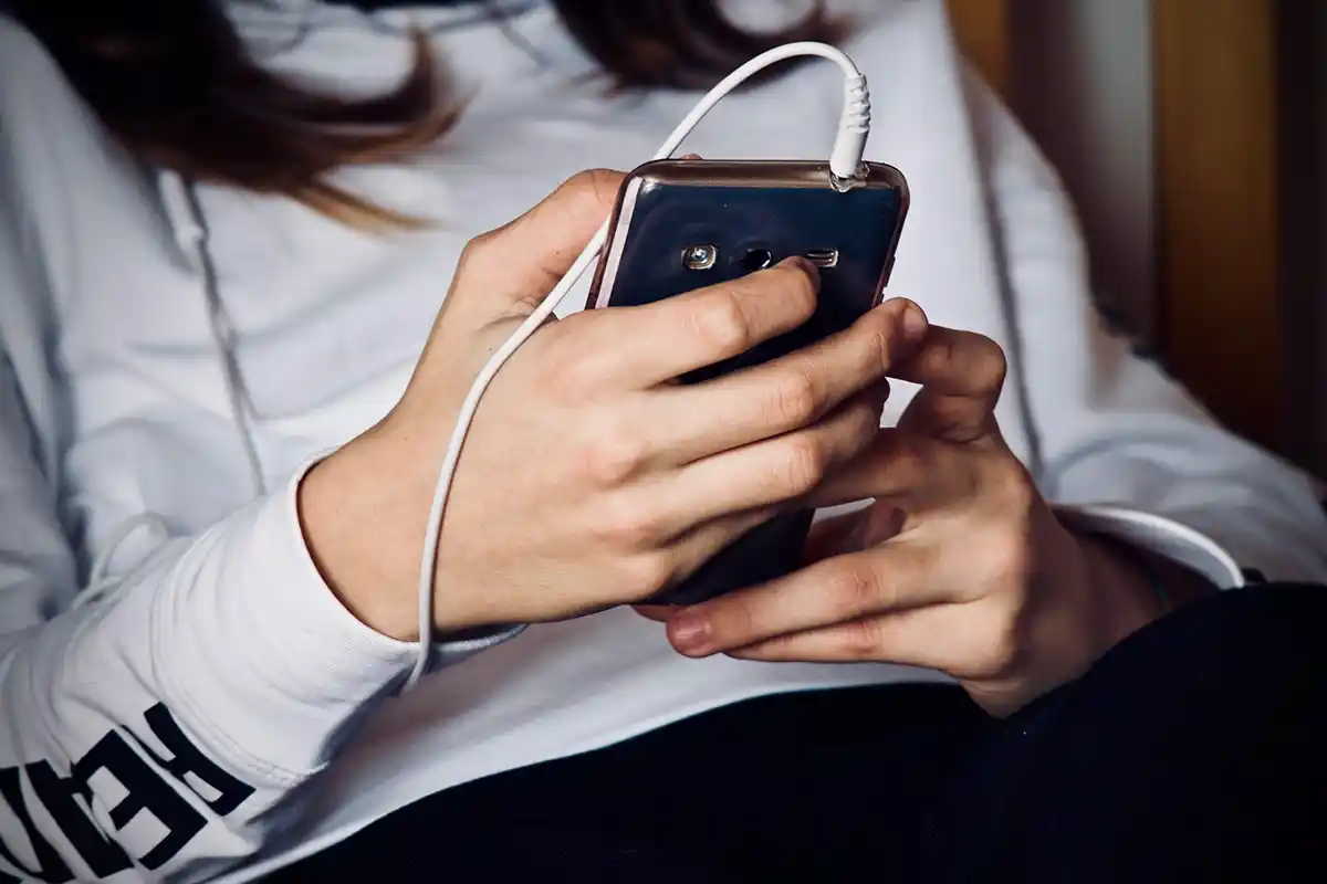 Jovenes usando nuevas tecnologías posibles peligros